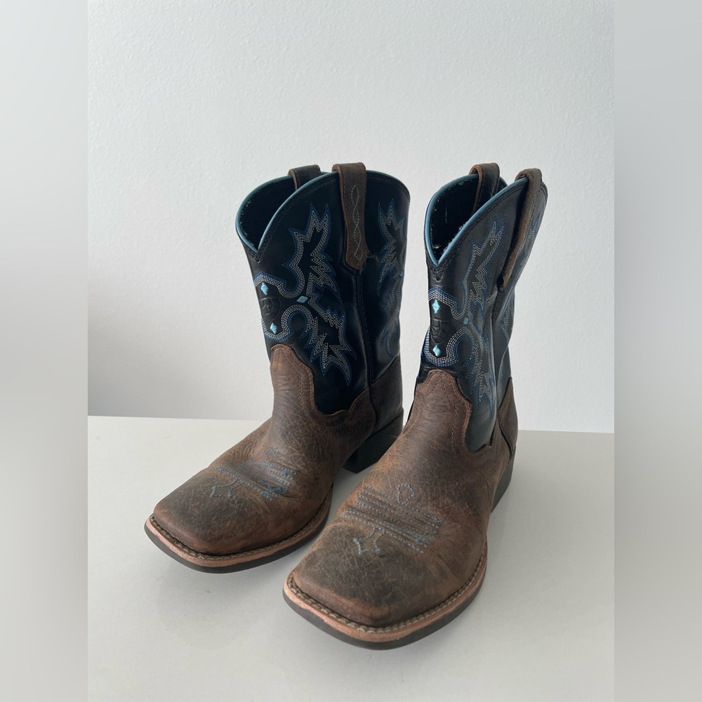 Ariat Boot Kidโs US 3 Earth And Black W Blue Accents Tombstone Western 10012794